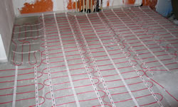 Rubant chauffant utilisé comme plancher chauffant dans une salle de bain.